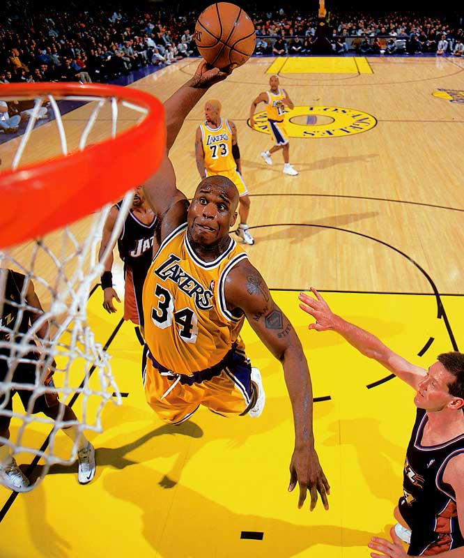 Pessoas jogando basquete