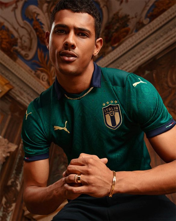 A nova camisa da Itália traz detalhes em dourado e azul escuro