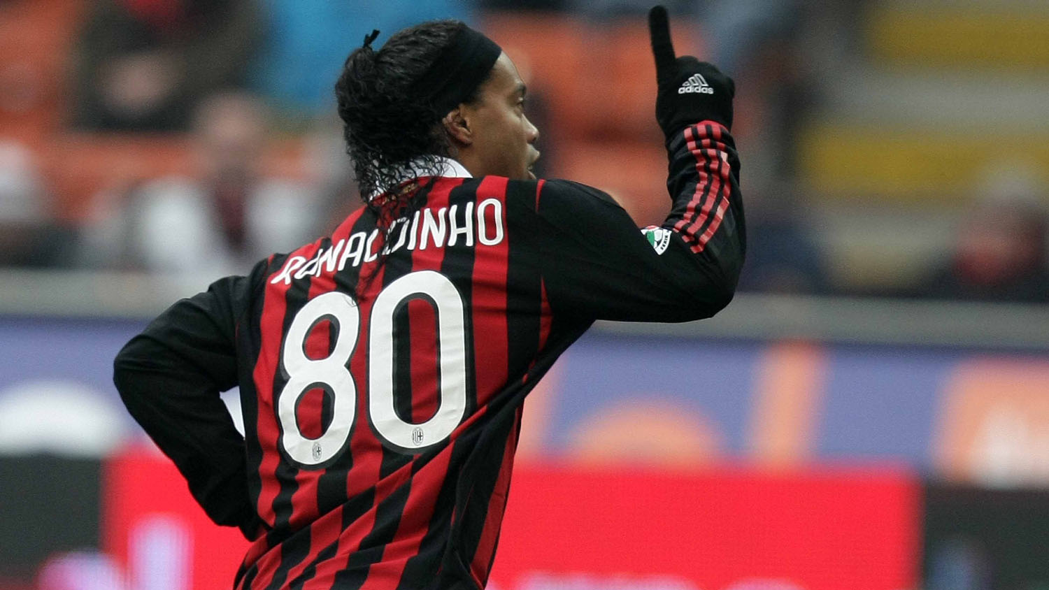 Personalização nas camisas: a 80 de Ronaldinho Gaúcho no Milan
