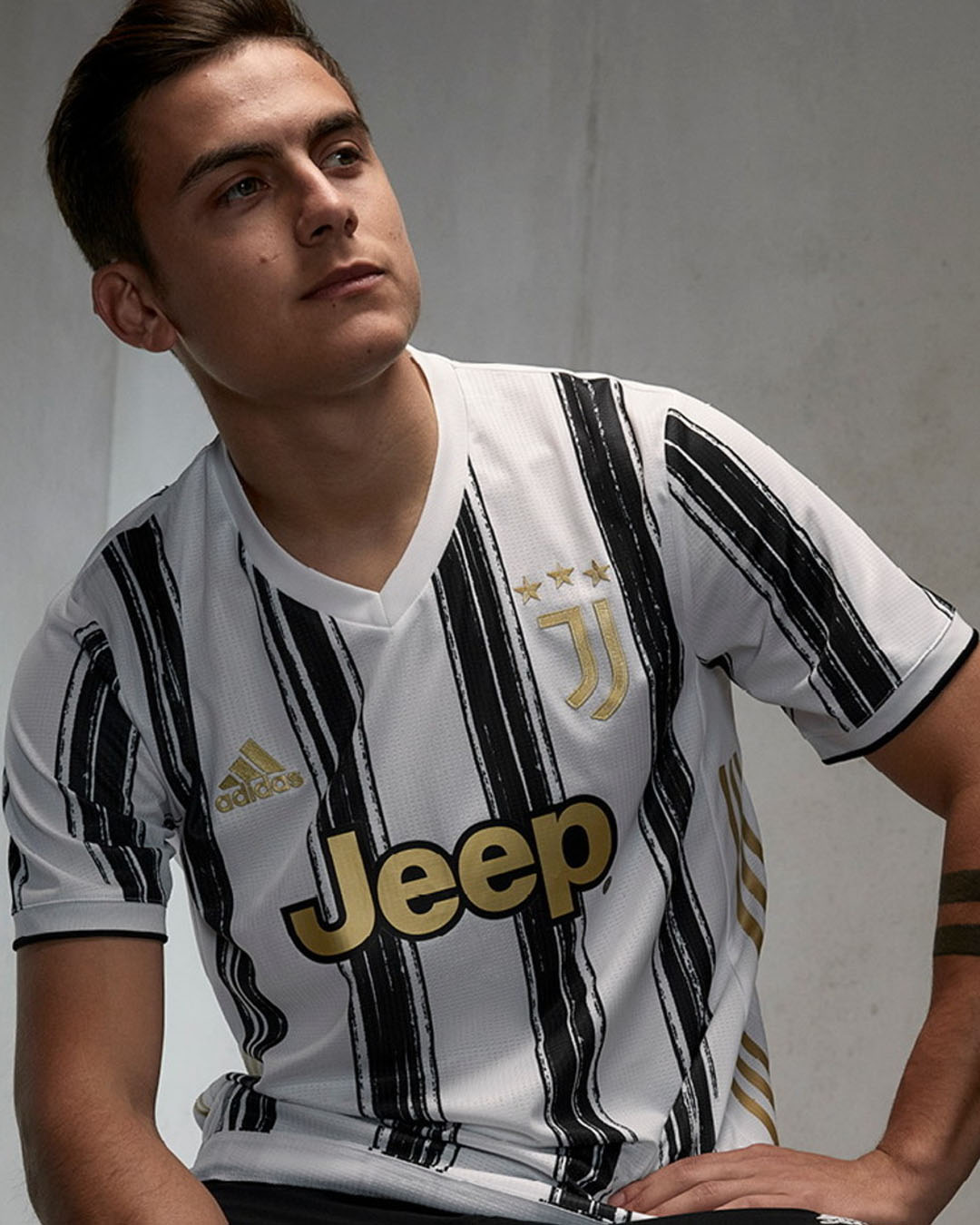 camisa Juventus 2020 gola e escudo