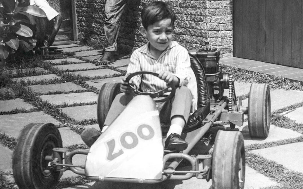 Ayrton Senna na infância, com um kart, seu brinquedo favorito - A história e o legado de Ayrton Senna