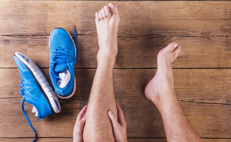 Futebol fitness e pés com sapatos esportivos em pé com bola para