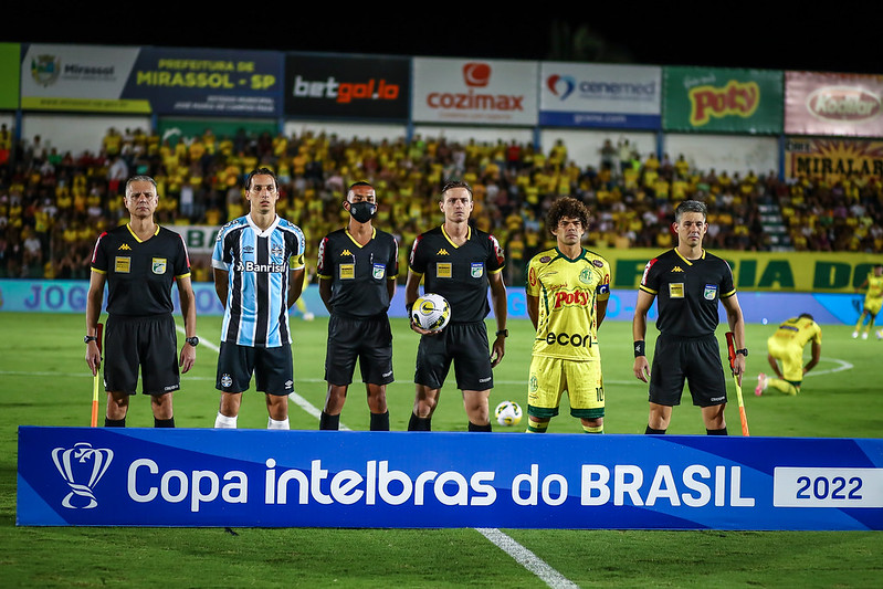 Grêmio é superior e vence o Libertad por 2 a 0 no jogo de ida das