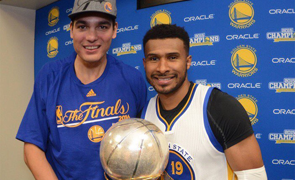 Jogador de homem feliz joga bola de basquete através da vitória na