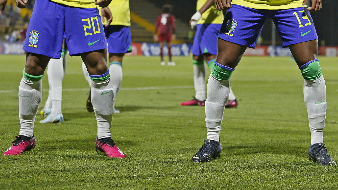 Futebol feminino surge nos anos 20, é proibido até 79 e