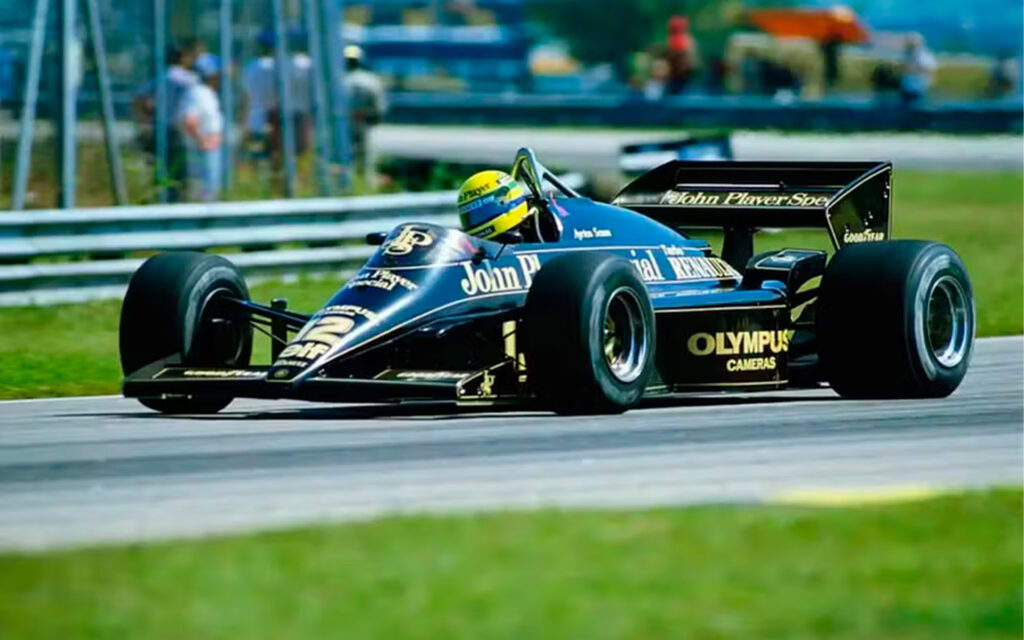 A primeira vitória de Senna na Fórmula 1 veio em grande estilo, pilotando o icônico carro da Lotus em 1985 - A história e o legado de Ayrton Senna