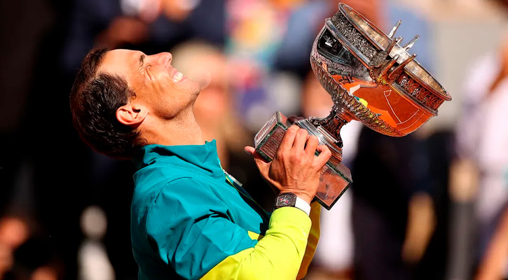 Rafael Nadal ergue seu 14º troféu em Roland Garros após vitória sobre Casper Ruud — Foto: Ryan Pierse/Getty Images. —  Rafael Nadal: uma lenda do tênis.