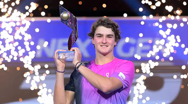 João Fonseca, com a taça do Next Gen ATP Finals. — Foto: Peter Staples/ATP/Direitos Reservados