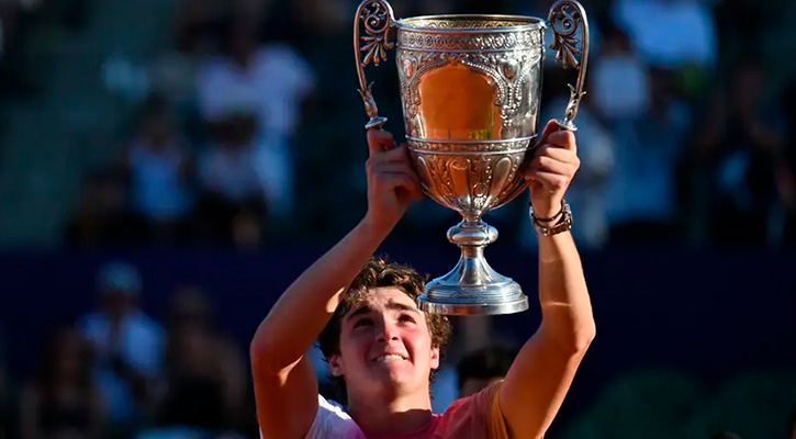 João Fonseca, segurando a taça do ATP de Buenos Aires. — Foto: Luis ROBAYO/AFP