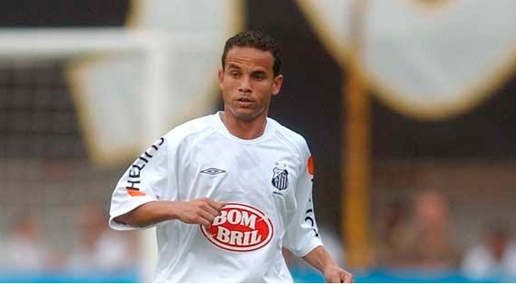 Léo, jogando em sua primeira passagem pelo Santos, em 2004. — Foto: Divulgação/Santos FC — Os 10 maiores jogadores da história do Santos