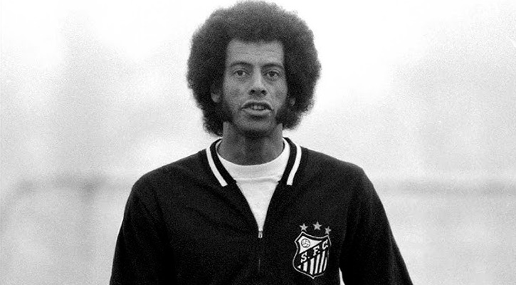 Carlos Alberto Torres durante um treino no Kingston Decca Sport Club, em Londres, no ano de 1973. — Foto: Masahide Tomikoshi — Os 10 maiores jogadores da história do Santos