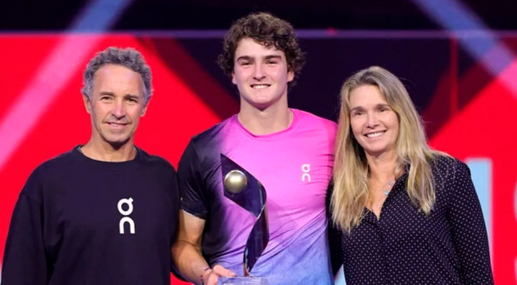 João Fonseca com seus pais no ATP Next Gen Finals. — Foto:  Reprodução/Instagram