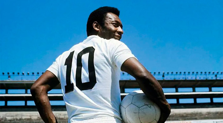 Pelé, maior ídolo do Santos, clube onde construiu grande parte de sua carreira. — Foto: Divulgação/Santos FC — Os 10 maiores jogadores da história do Santos