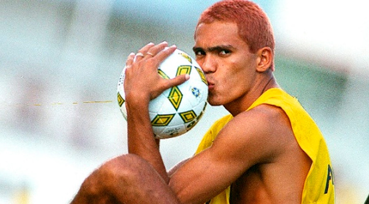 Giovanni, destaque do Santos no Brasileirão de 1995, com o cabelo tingido de vermelho na reta final do campeonato. — Foto: Arquivo/Folhapress — Os 10 maiores jogadores da história do Santos